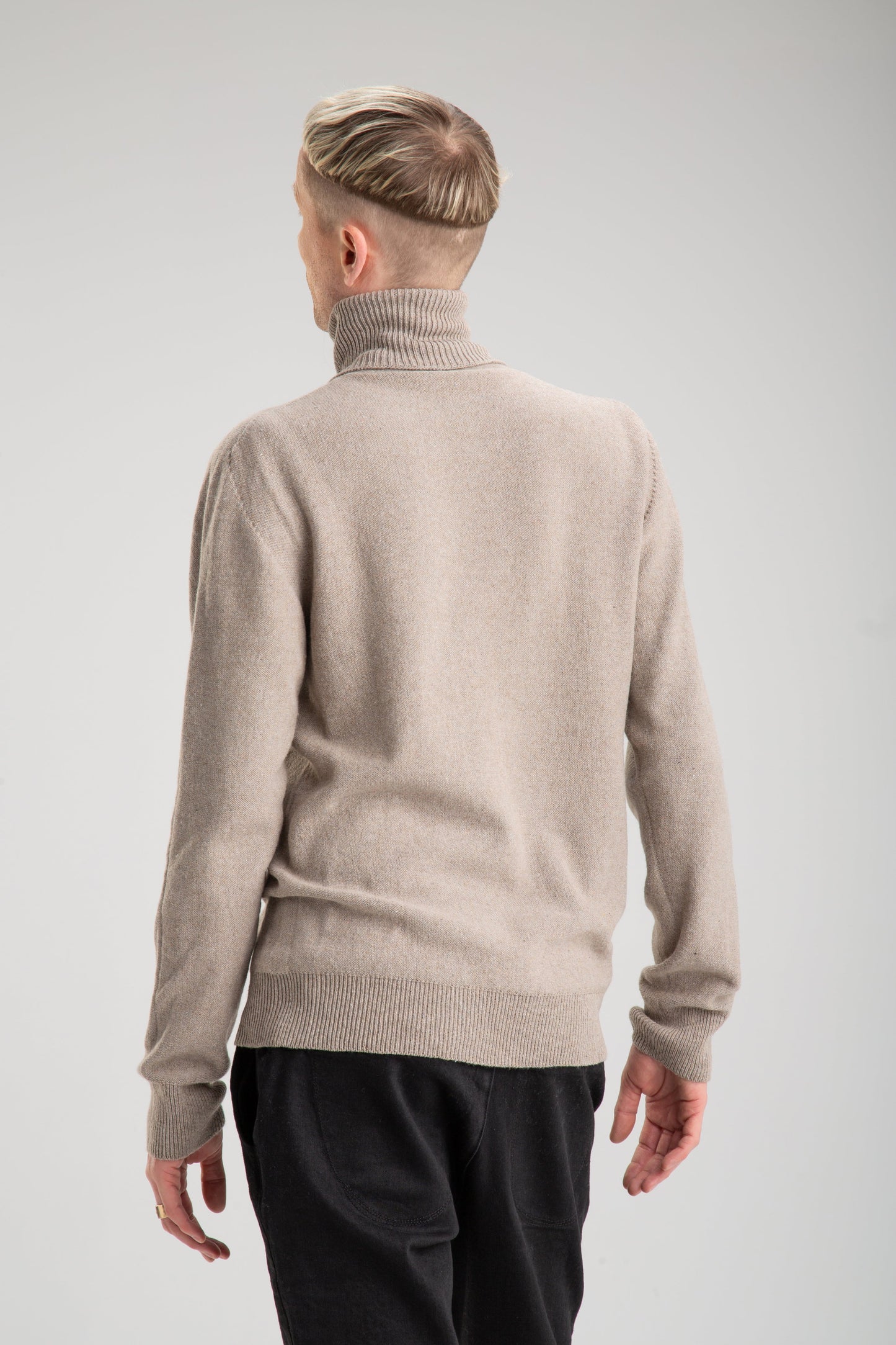 Men's seamless turtleneck sweater | Beige